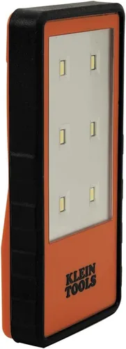 Vista 2 de Linterna LED Klein Tools 56221 con clip magnetizado, funciona con pilas, manos libres, brillo ajustable, naranja, para trabajo, correr, acampar