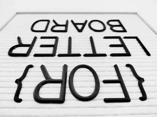 Vista 4 de Juego de letras de fieltro para tablero de letras – 227 letras negras precortadas de 2 pulgadas de alto (no incluye tablón)