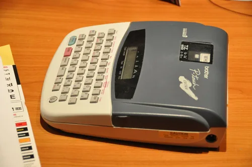 Vista 3 de Sistema de etiquetado electrónico extra P-touch PT-310