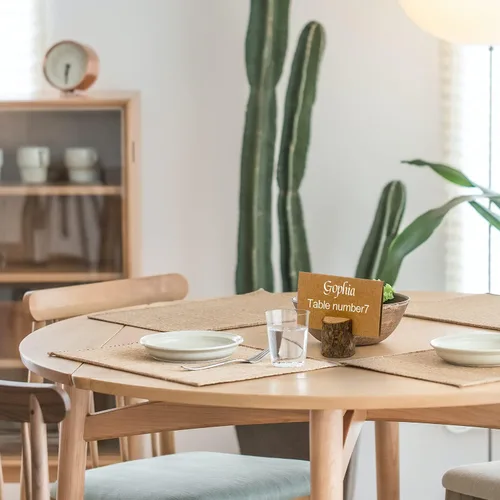Vista 5 de Tarjeteros de madera, 30 soportes de madera rústica para números de mesa y 50 tarjetas de lugar de papel Kraft, soporte de madera para fotos