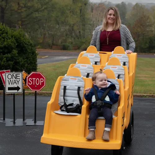Vista 3 de Carriola multi-pasajero de 6 pasajeros de Children’s Factory, Bye-Bye Buggy, para guardería con "Neumático Gordo" nunca plano, Amarillo