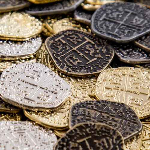 Vista 3 de Monedas del tesoro del pirata, 30 réplicas de doblones de oro y plata, exclusivo de Beverly Oaks LLC