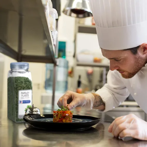 Vista 5 de McCormick Culinary Copos de perejil, 2 onzas, un recipiente de 2 onzas de hojuelas de perejil seco para un sabor vegetal, ideal para condimentar