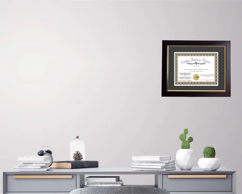 Vista 5 de Creative Picture Frames Marco de diploma de caoba de 7 x 9 pulgadas con borde dorado, incluye caballete de vidrio negro y ganchos de pared