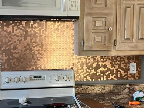 Vista 4 de Azulejo hexagonal para salpicaduras de pelar y pegar, azulejos de pared de aluminio cepillado de cobre claro para cocina (12 hojas)