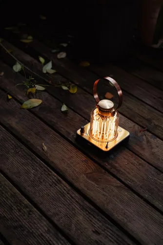Vista 6 de Barebones Linterna de torre de bloque: linterna LED recargable con brillo ajustable, modo de parpadeo de vela, acabado de latón y cobre, luz
