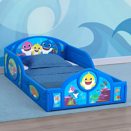 Cama de dormir y jugar de plástico Baby Shark para niños pequeños con barandales adjuntos de Delta Children, Azul