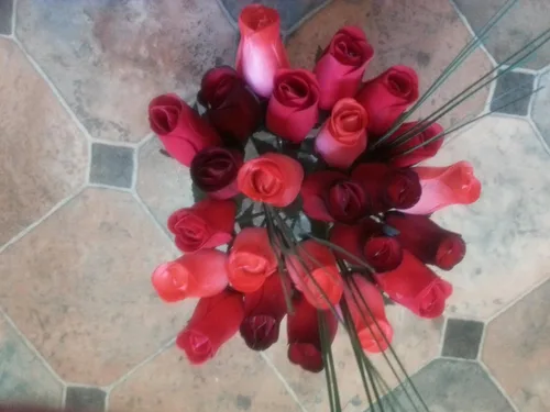 2 docenas de rosas de madera consisten en punta roja, rosa/roja, roja con punta negra