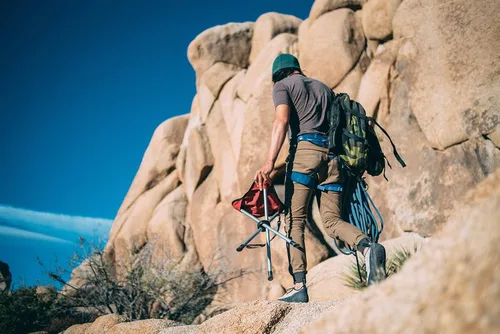 Vista 2 de Travel Chair Slacker Silla trípode para campamento, silla ligera, correa de transporte ajustable para un fácil transporte, patas de pato de gran