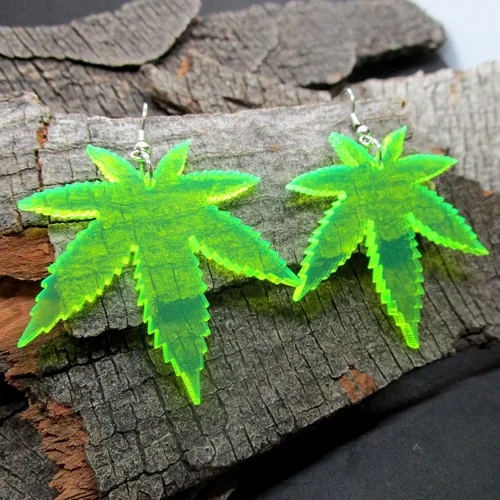 Vista 5 de Aretes colgantes grandes de hoja verde neón, 420 joyas de marihuana de malezas, ganchos hipoalergénicos sin níquel