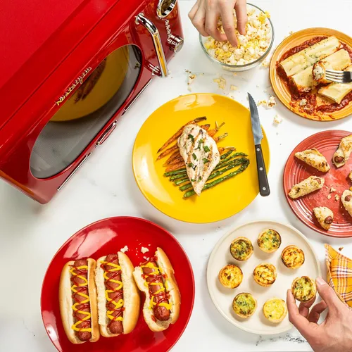 Vista 4 de Nostalgia Horno microondas retro compacto para encimera, 0.7 pies cúbicos, 700 vatios con pantalla digital LED, bloqueo para niños, interior fácil