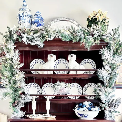 Vista 6 de Haute Decor Guirnalda de Navidad preiluminada de 6 pies Snowfall Creek con 60 luces LED blancas suaves y piñas reales