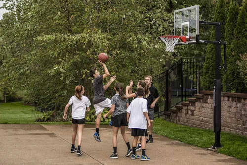 Vista 16 de Silverback Aro de baloncesto de altura ajustable en el suelo con tablero de vidrio templado, borde de separación profesional y almohadilla de tablero