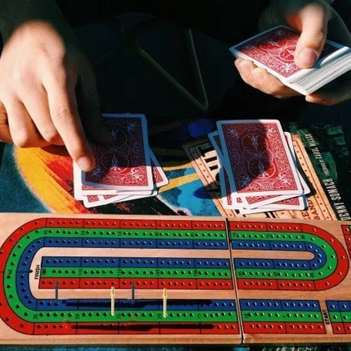 Vista 3 de FUNPENY juego de Cribbage tradicional de madera, de 3 pistas con código de color, con fichas de metal y baraja de cartas de juego