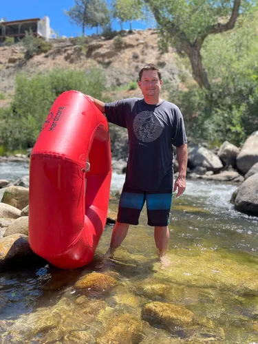 Vista 6 de Hardcore River Tube with Durable Triple-Layer PVC, Ergonomic Seven-Sided Design, Intuitive Handles, and C7 Valve Inflation – Ideal for Tubing