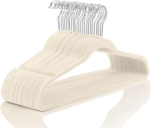Vista 26 de MIZGI Perchas de terciopelo prémium (paquete de 60) resistentes, antideslizantes, ganchos cromados blancos, ahorro de espacio, color blanco/plateado