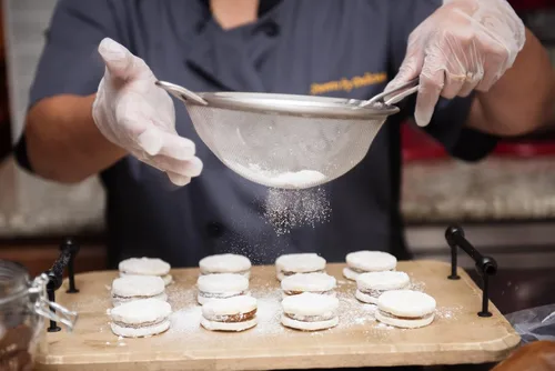 Vista 7 de Alfajores The Icing House - Sweets by Deliciosa - Caja de 12 galletas - Relleno de Dulce de leche