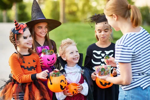 Vista 6 de Fruidles Surtidos de chocolate misterioso de Halloween, rellenos de bolsas de fiesta de truco o trato, láminas de diseño de cara de monstruo