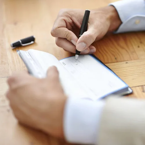 Vista 2 de HISCOW Funda para chequera con cremallera y tarjetero con divisor - Piel de becerro italiana, Rojo vino, Classic