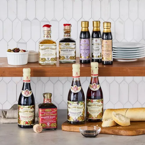 Vista 4 de Giuseppe Giusti 4 medallas de oro "Quarto Centenario" Champagnottina en caja de regalo Vinagre balsámico tradicional de Módena de más de 15 años