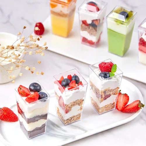 Vista 4 de Qeirudu Mini tazas de postre de 3 onzas con tapas y cucharas, paquete de 50 tazas de plástico para parfait tazas de postre para aperitivos