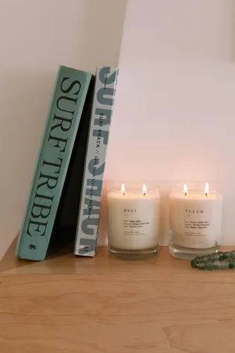 Vista 5 de Brooklyn Candle Studio Bali - Vela clásica de 2 mechas, vela perfumada de lujo, cera de soja vegana, vertida a mano en los Estados Unidos, tiempo