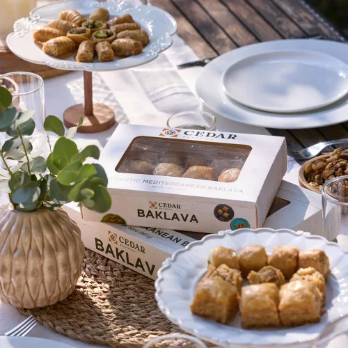 Vista 6 de Cedar Pastries Surtido de Baklava de 19 piezas - Caja de regalo de postre mediterráneo - Pasteles filo de pistacho, anacardos y nueces - Dulces