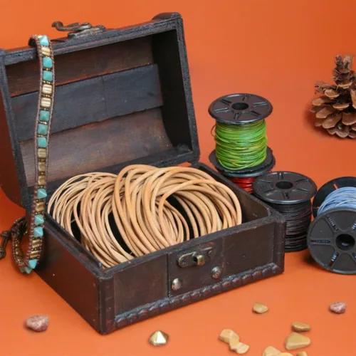 Vista 2 de The Beadsmith Cordón de cuero – Negro – Bobina de 0.039 in – 5 yardas/5.0 ft – Tanga de cuero indio ideal para trenzar, cuentas, collares, cordones