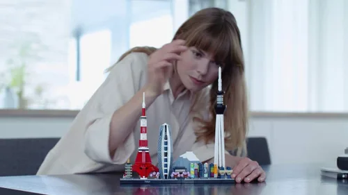 Vista 4 de LEGO Architecture Skylines: Tokyo 21051 - Kit de construcción de arquitectura coleccionable para adultos (547 piezas)