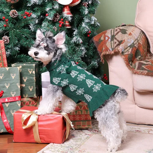 Vista 3 de CuteBone Suéter de Navidad para perro feo, suéter de invierno de punto de cuello alto verde con pompones artesanales, vestido con volantes