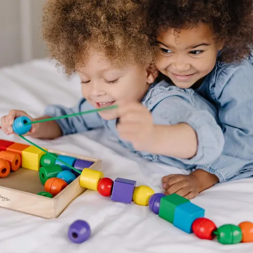 Vista 2 de Set de cuentas Melissa & Doug, con 30 cuentas y 2 cordones