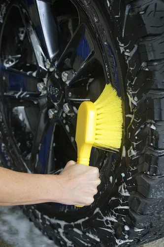 Vista 2 de Rubbermaid Commercial Cepillo de limpieza de 8" con mango de plástico y cerdas sintéticas multiusos, resistente para limpieza de ruedas y neumáticos