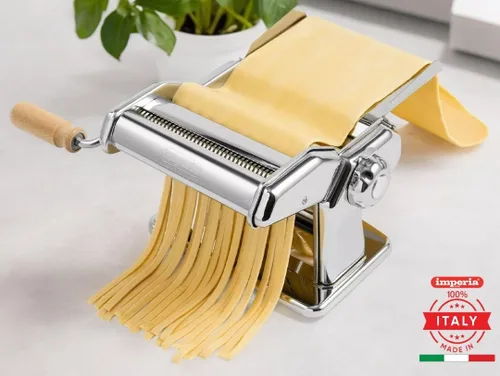 Vista 2 de Máquina para hacer pasta Imperia - 100% fabricada en Italia, construcción de acero resistente, dial de bloqueo fácil, mango de agarre de madera