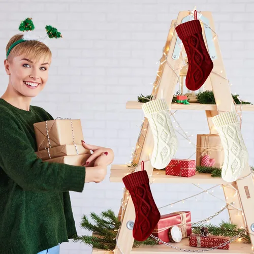 Vista 4 de Paquete de 6, 14" Medias de Navidad de Punto Únicas Color Borgoña y Blanco Marfil Estilo2